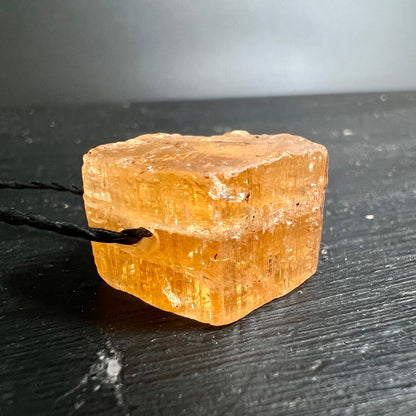 Imperial Topas | würfelförmiger Rohstein | Lederband | sanftes Licht | Happy Minerals Unikat