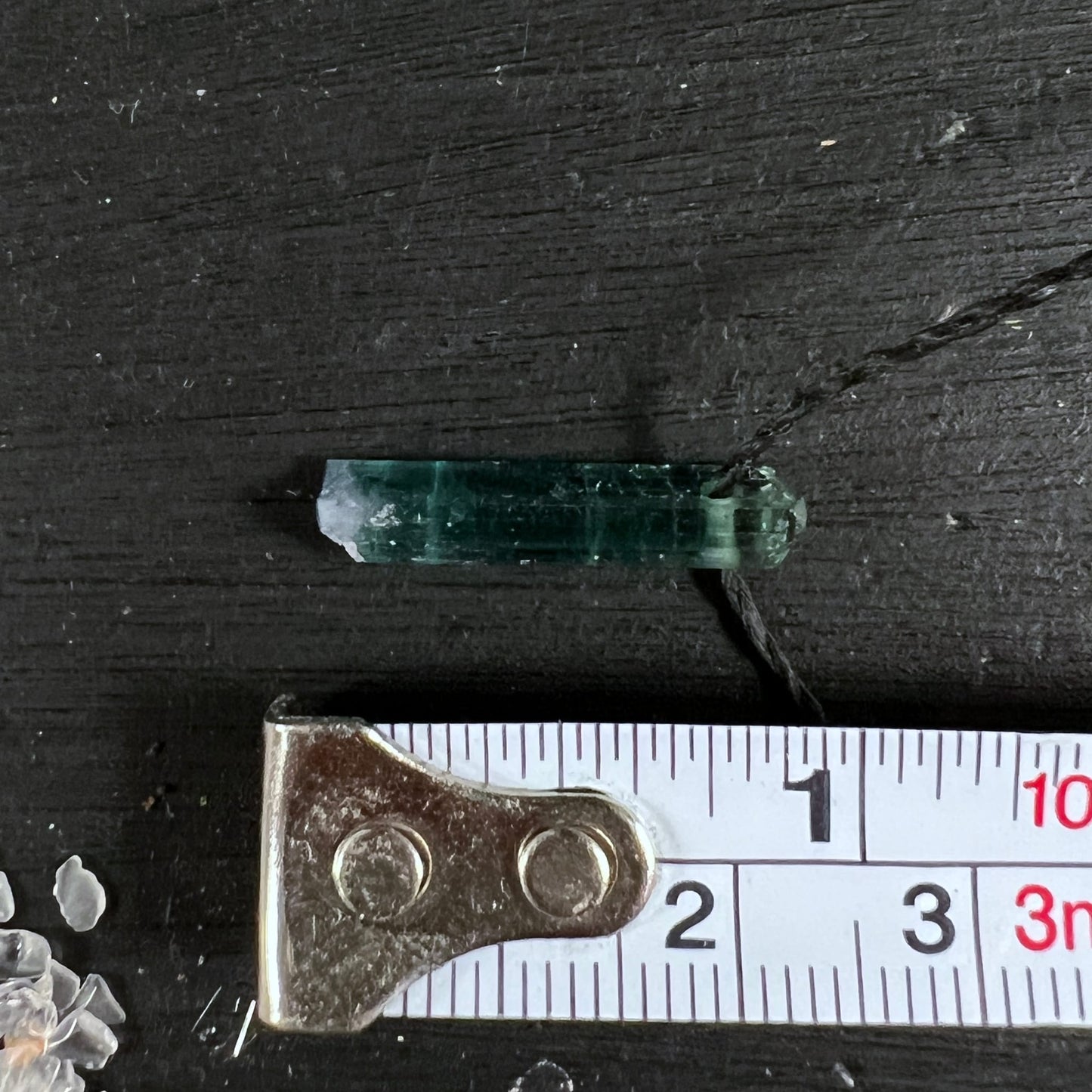 Indicolith Anhänger in Hand | Größenvergleich | Zartes Blaugrün | Naturkristall aus Brasilien | Happy Minerals
