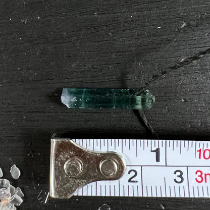 Indicolith Anhänger in Hand | Größenvergleich | Zartes Blaugrün | Naturkristall aus Brasilien | Happy Minerals