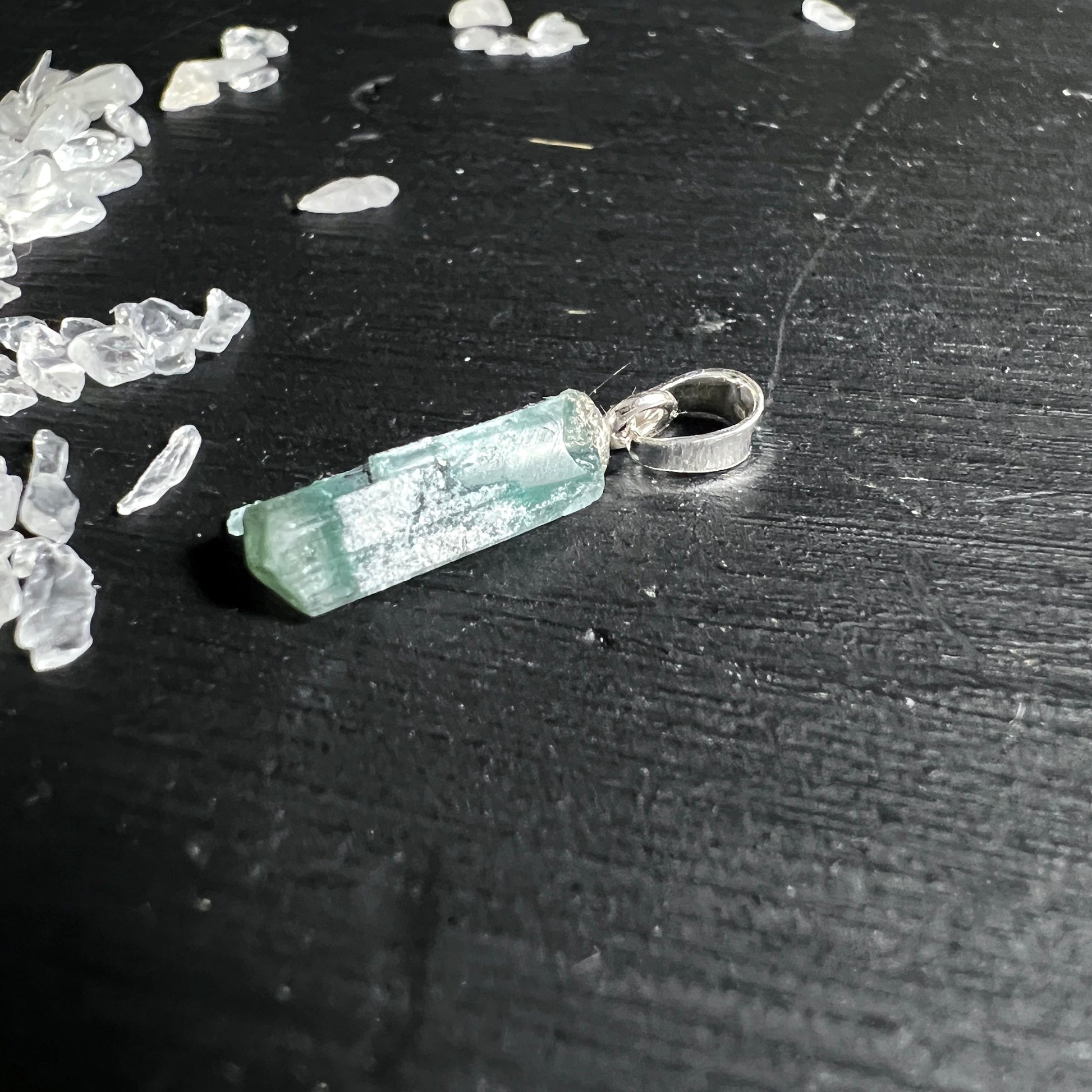 Indicolith Anhänger mit natürlicher Kristallspitze aus Brasilien