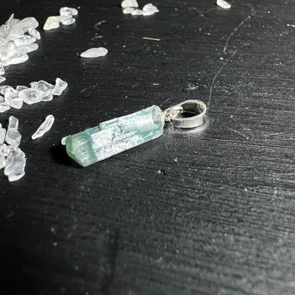 Indicolith Anhänger mit natürlicher Kristallspitze aus Brasilien