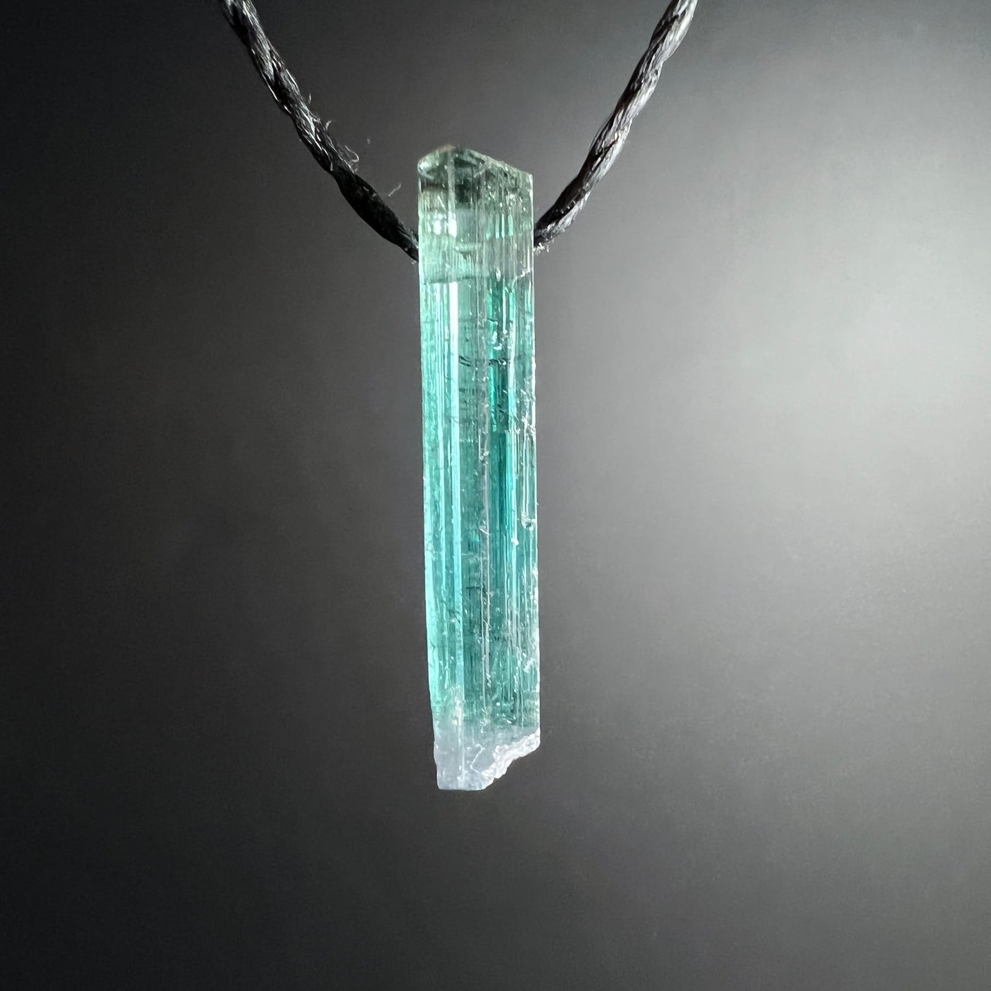 Indicolith Kristall Nahaufnahme | Intensives Blaugrün | Facettenreiche Oberfläche | Einzigartiges Unikat | Happy Minerals