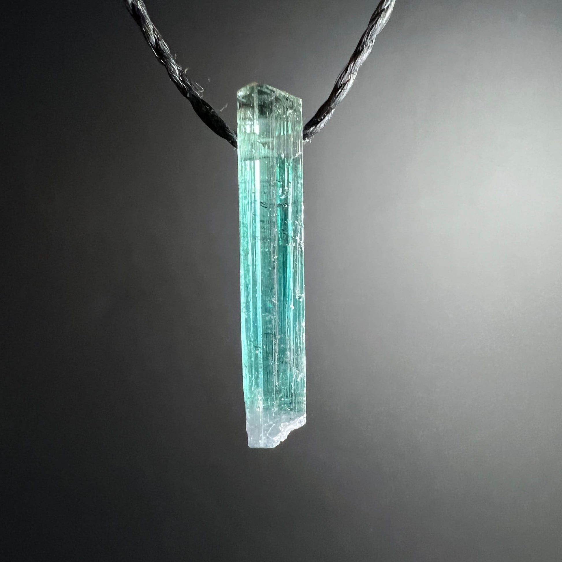 Indicolith Kristall Nahaufnahme | Intensives Blaugrün | Facettenreiche Oberfläche | Einzigartiges Unikat | Happy Minerals