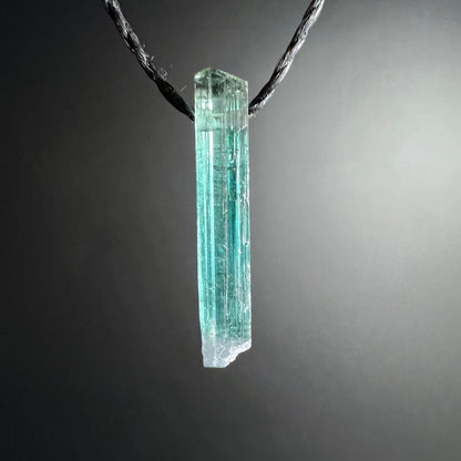 Indicolith Kristall Nahaufnahme | Intensives Blaugrün | Facettenreiche Oberfläche | Einzigartiges Unikat | Happy Minerals