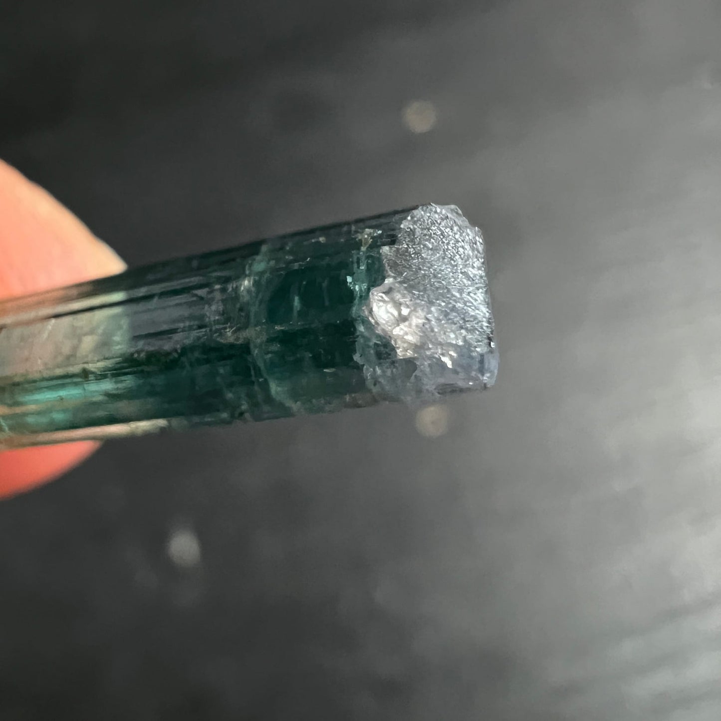 Indicolith Kristallspitze Detail | Naturbelassene Bruchkante | Türkisblaue Tiefe | Makroaufnahme | Happy Minerals