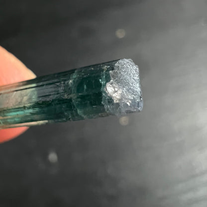 Indicolith Kristallspitze Detail | Naturbelassene Bruchkante | Türkisblaue Tiefe | Makroaufnahme | Happy Minerals