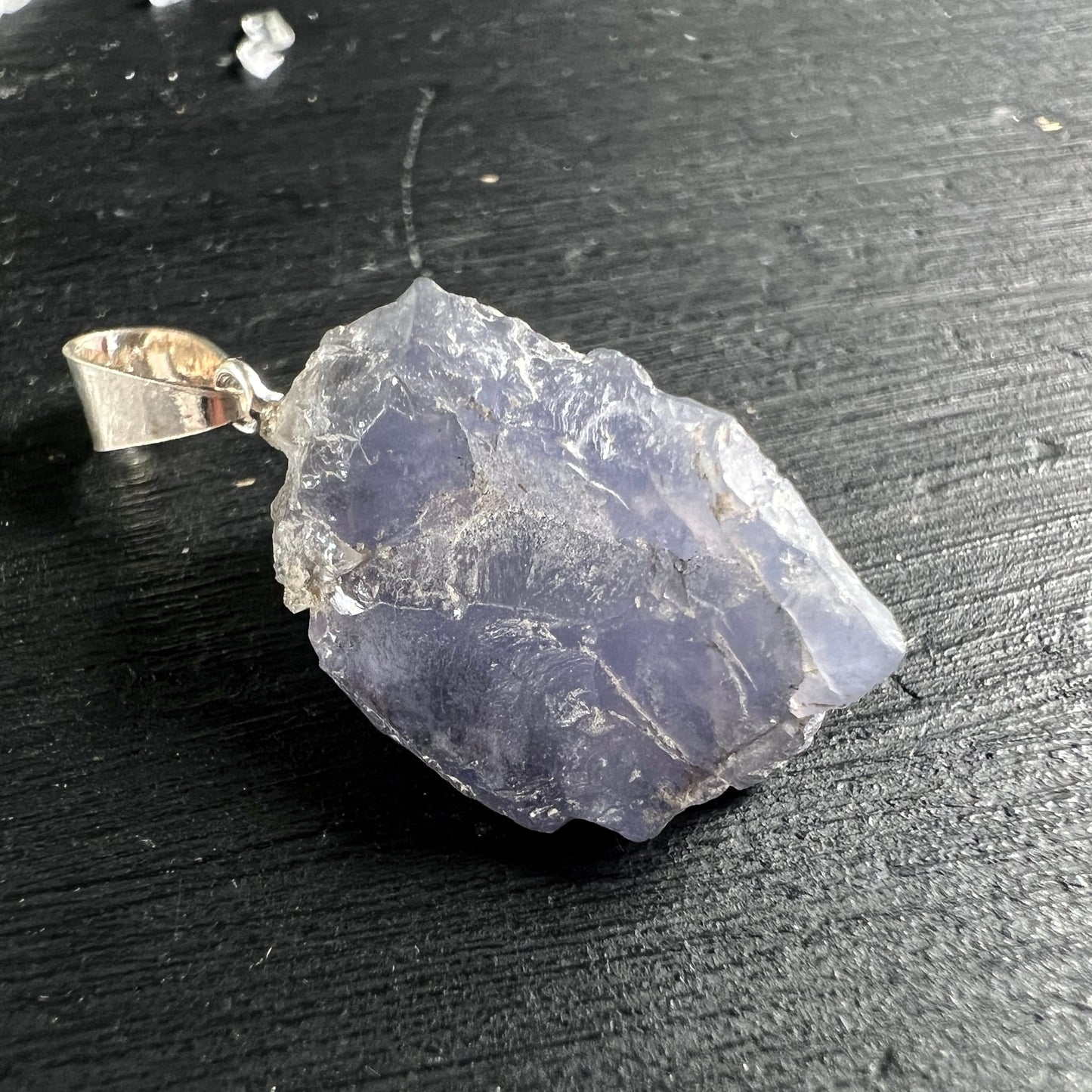 Iolith Cordierit Anhänger | Draufsicht | tiefes Blauviolett | Silberöse | Unikat | Happy Minerals