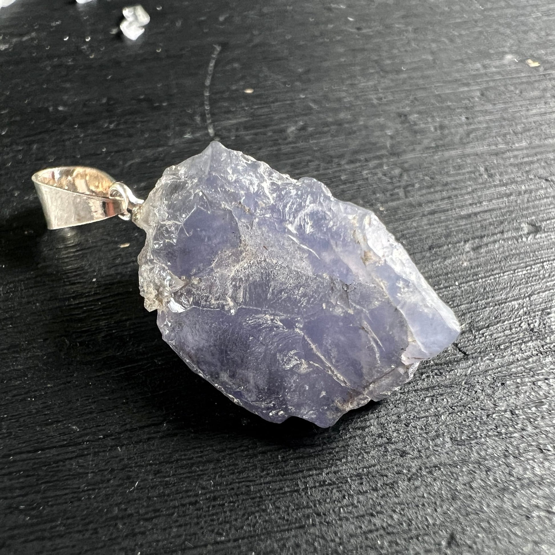 Iolith Cordierit Anhänger | Draufsicht | tiefes Blauviolett | Silberöse | Unikat | Happy Minerals