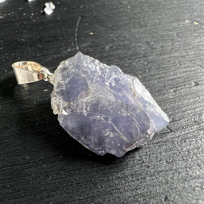 Iolith Cordierit Anhänger | Draufsicht | tiefes Blauviolett | Silberöse | Unikat | Happy Minerals