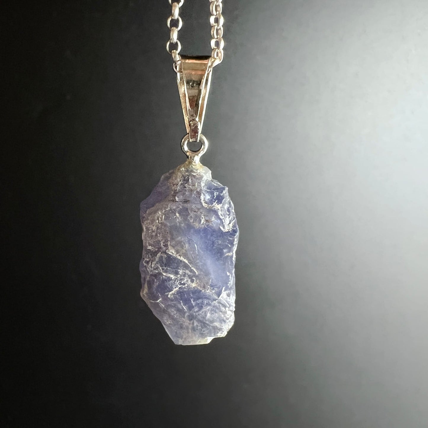 Iolith Cordierit Anhänger | Silberkette | hängend | blauvioletter Rohstein | Unikat | Happy Minerals