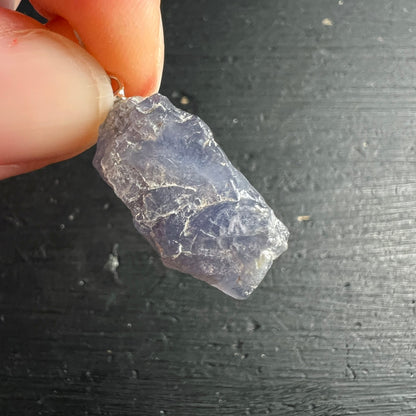 Iolith Rohstein Anhänger | Fingerhalterung | zarte Blautöne | Kristallstruktur sichtbar | Happy Minerals