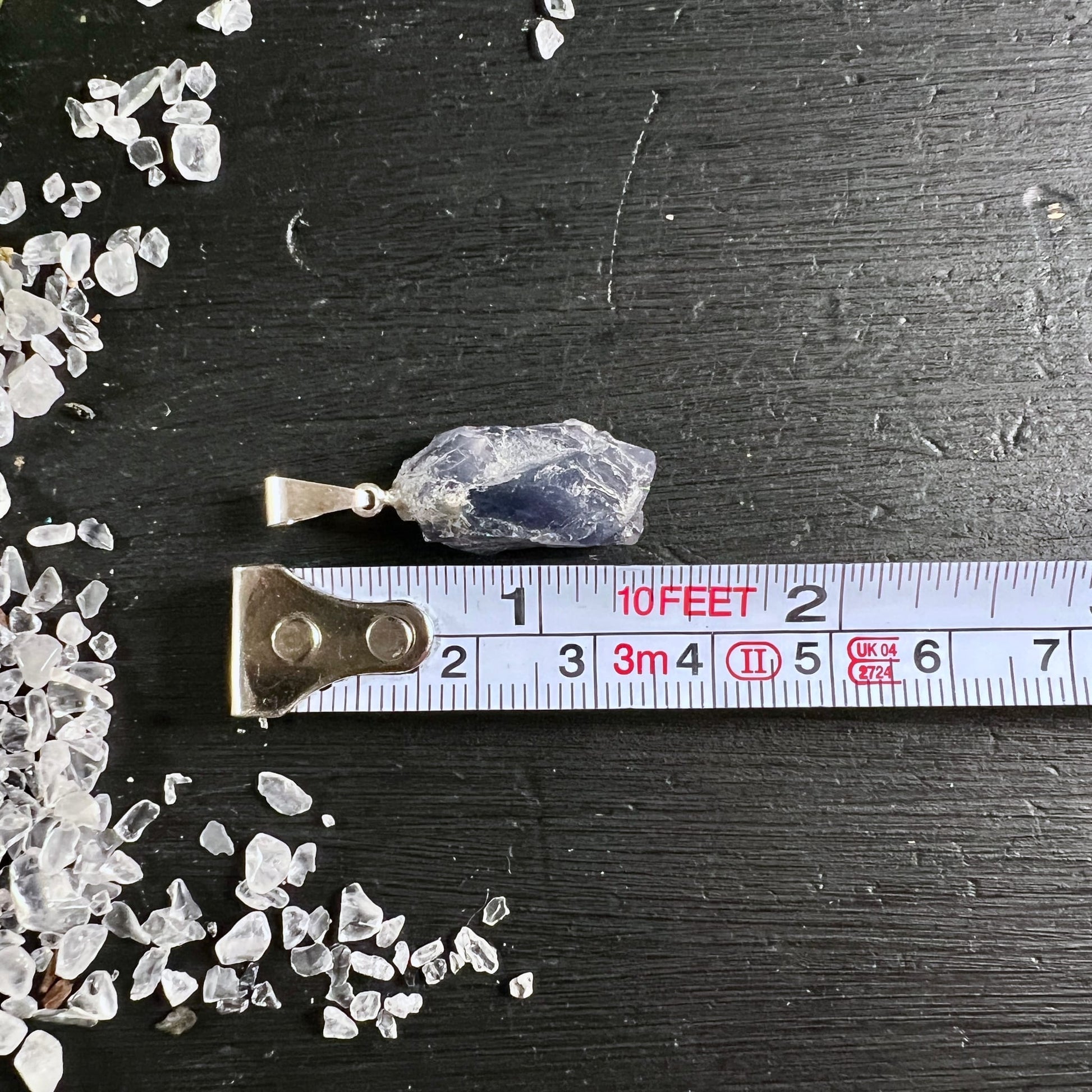 Iolith Rohstein Anhänger | Größenvergleich Maßband | violett-blau | Unikat | Happy Minerals