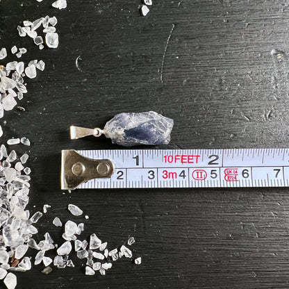 Iolith Rohstein Anhänger | Größenvergleich Maßband | violett-blau | Unikat | Happy Minerals