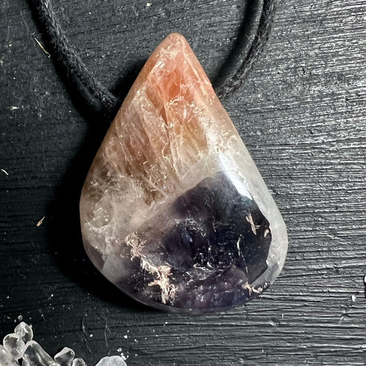 Iolith | Sonnenstein | Anhänger | tropfenförmig | orange-violette | Farbverläufe | Bergkristall-Chips | Happy Minerals