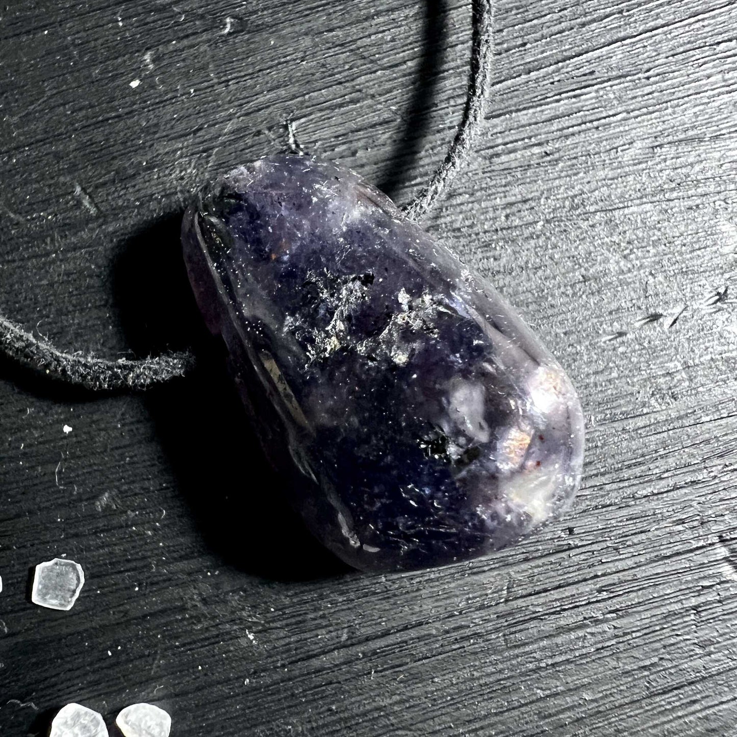 Magischer Farbwechsel im Iolith von Violett zu zartem Orange an Silberkette | Happy Minerals