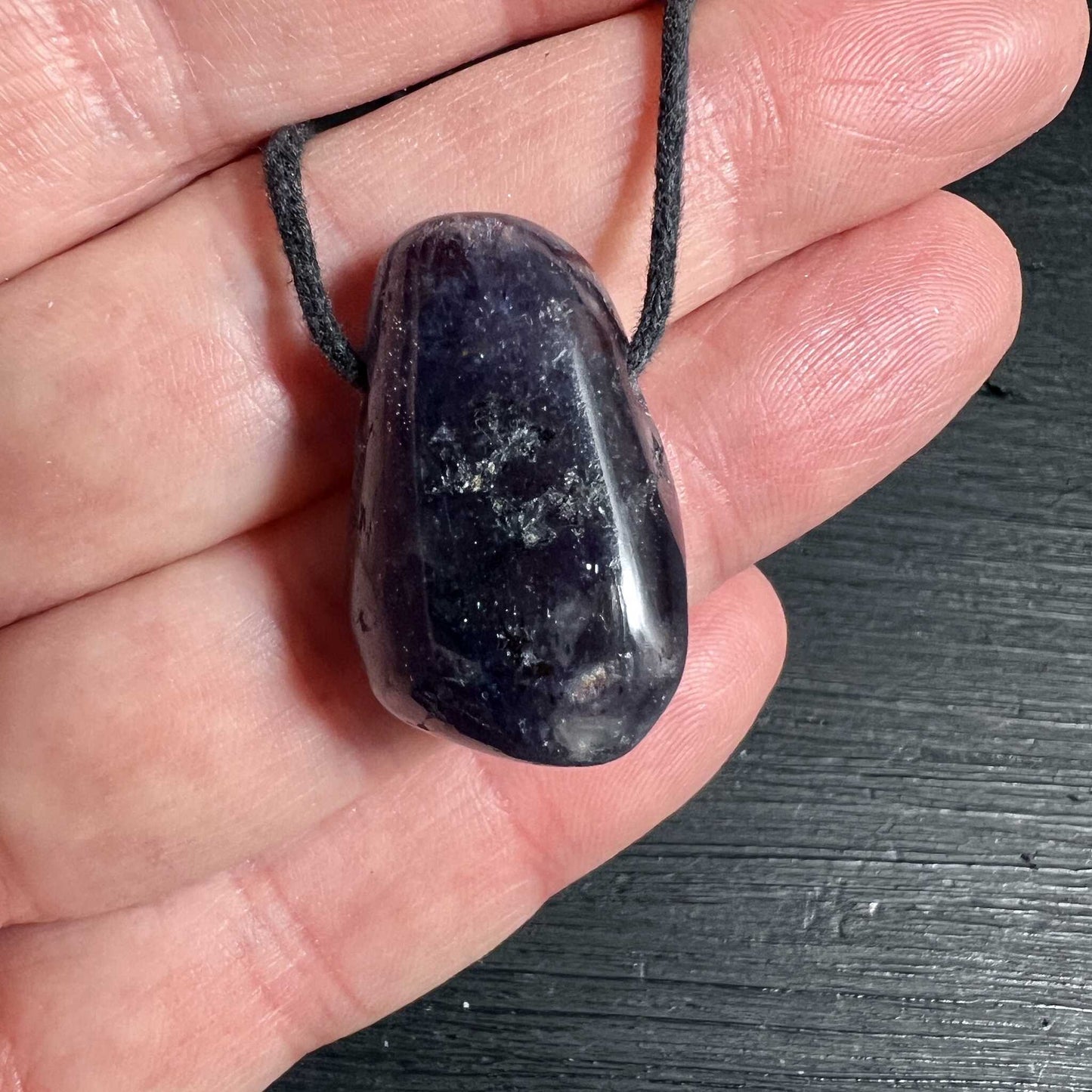 Iolith Sonnenstein Anhänger sanft in der Hand gehalten zeigt mystische Farbtiefe | Happy Minerals 