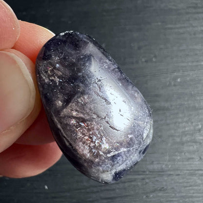 Tiefvioletter Iolith Anhänger mit goldenen Sonnenstein-Glitzern auf dunklem Holz | Happy Minerals