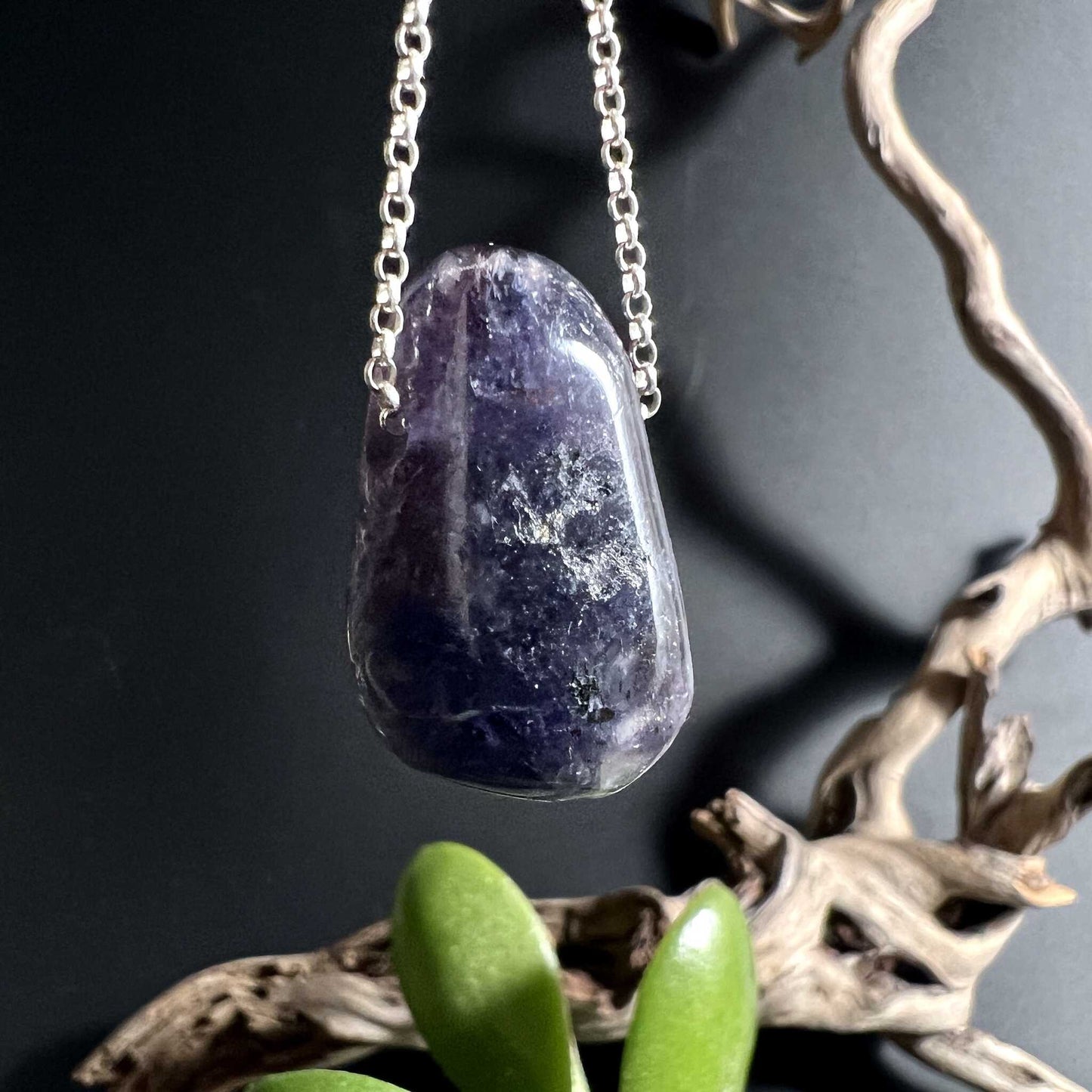 Durchscheinender Iolith mit zarten Rosa- und Lavendeltönen und Aventureszenz | Happy Minerals