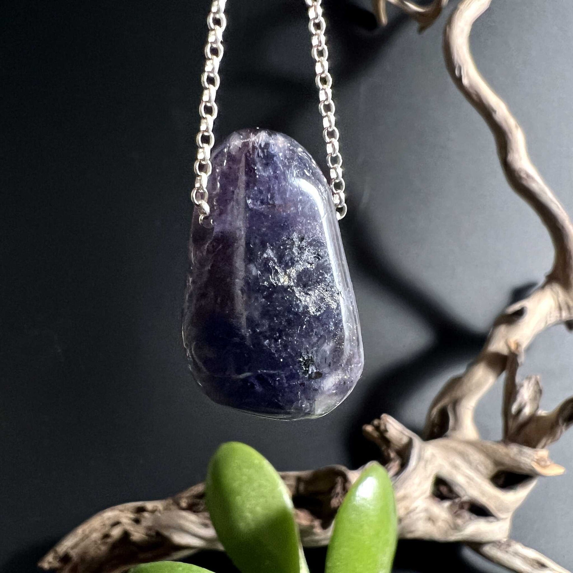 Durchscheinender Iolith mit zarten Rosa- und Lavendeltönen und Aventureszenz | Happy Minerals