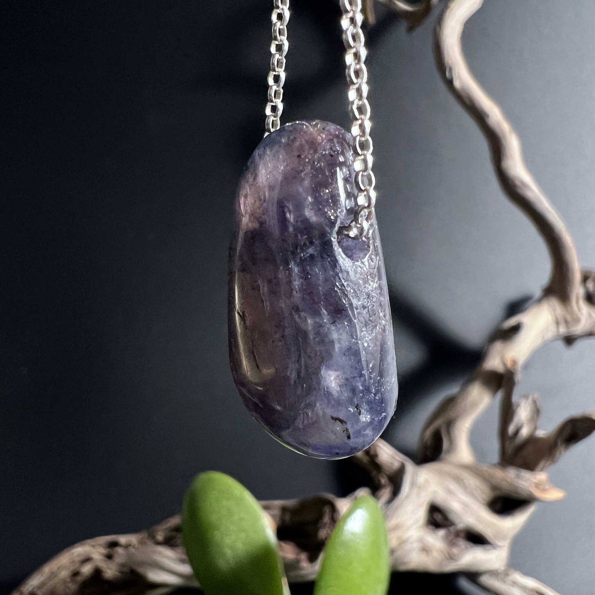 Lichtdurchfluteter Iolith Sonnenstein Anhänger schimmert wie eingefangenes Abendrot | Happy Minerals 