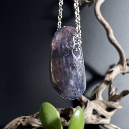 Lichtdurchfluteter Iolith Sonnenstein Anhänger schimmert wie eingefangenes Abendrot | Happy Minerals 