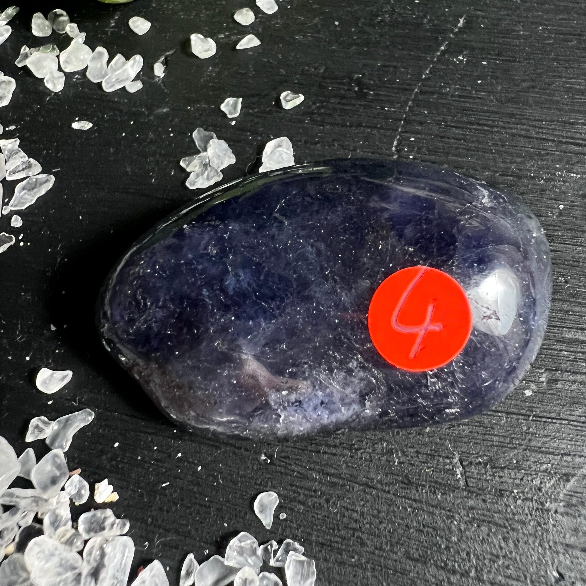 Iolith Trommelstein 4 | stahlblau glänzend | Wassersaphir aus Indien | Happy Minerals