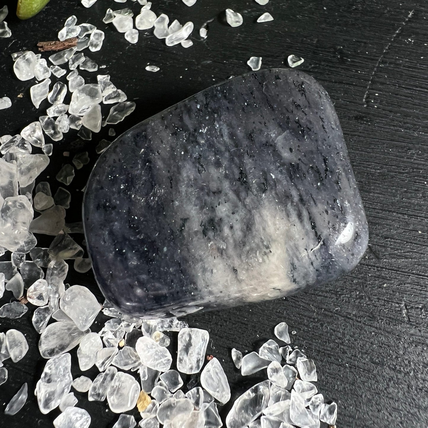 Iolith Trommelstein Aufsicht | graublau marmoriert | Cordierit Struktur | Happy Minerals