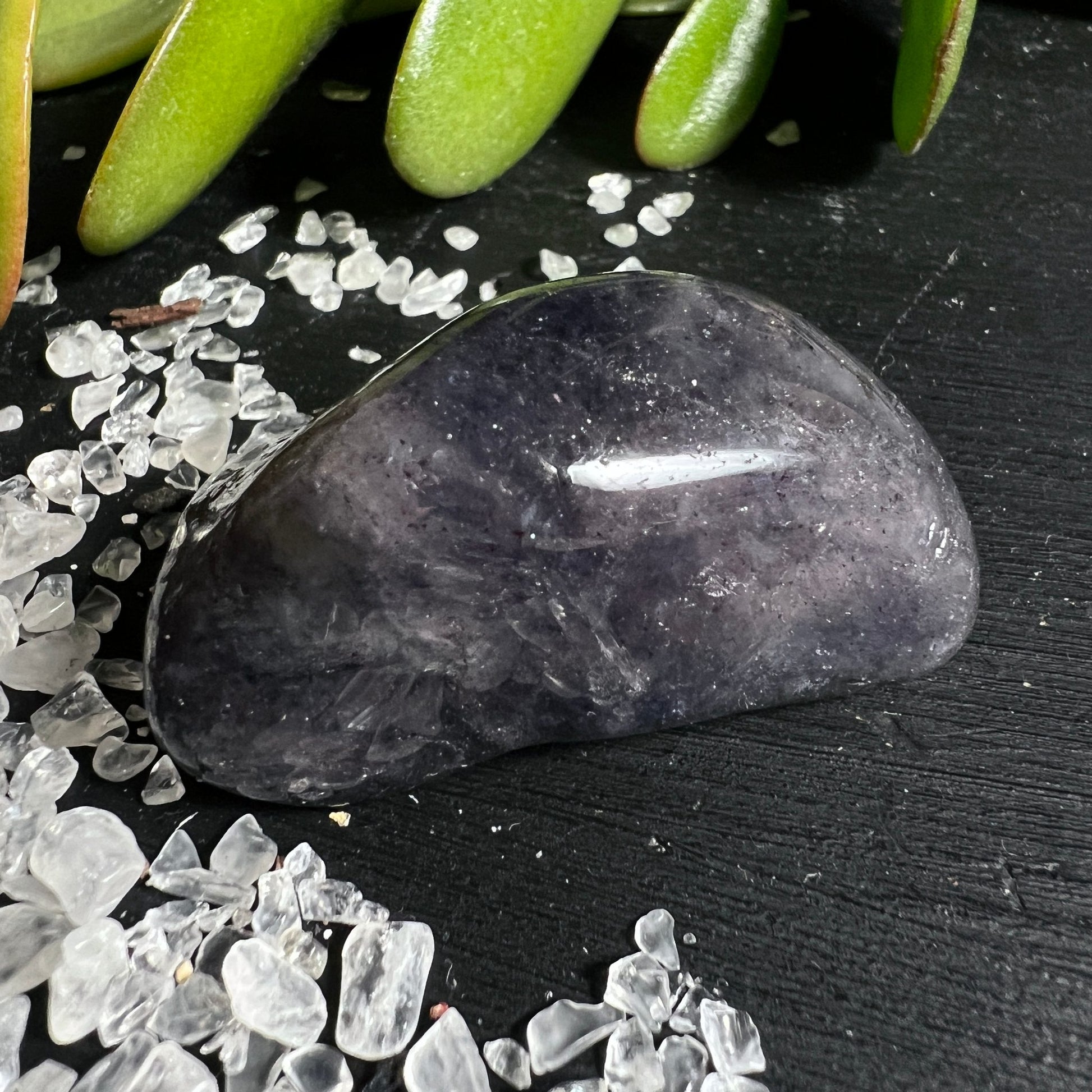 Iolith Wassersaphir | tiefblau schimmernd | natürlicher Cordierit Trommelstein | Happy Minerals
