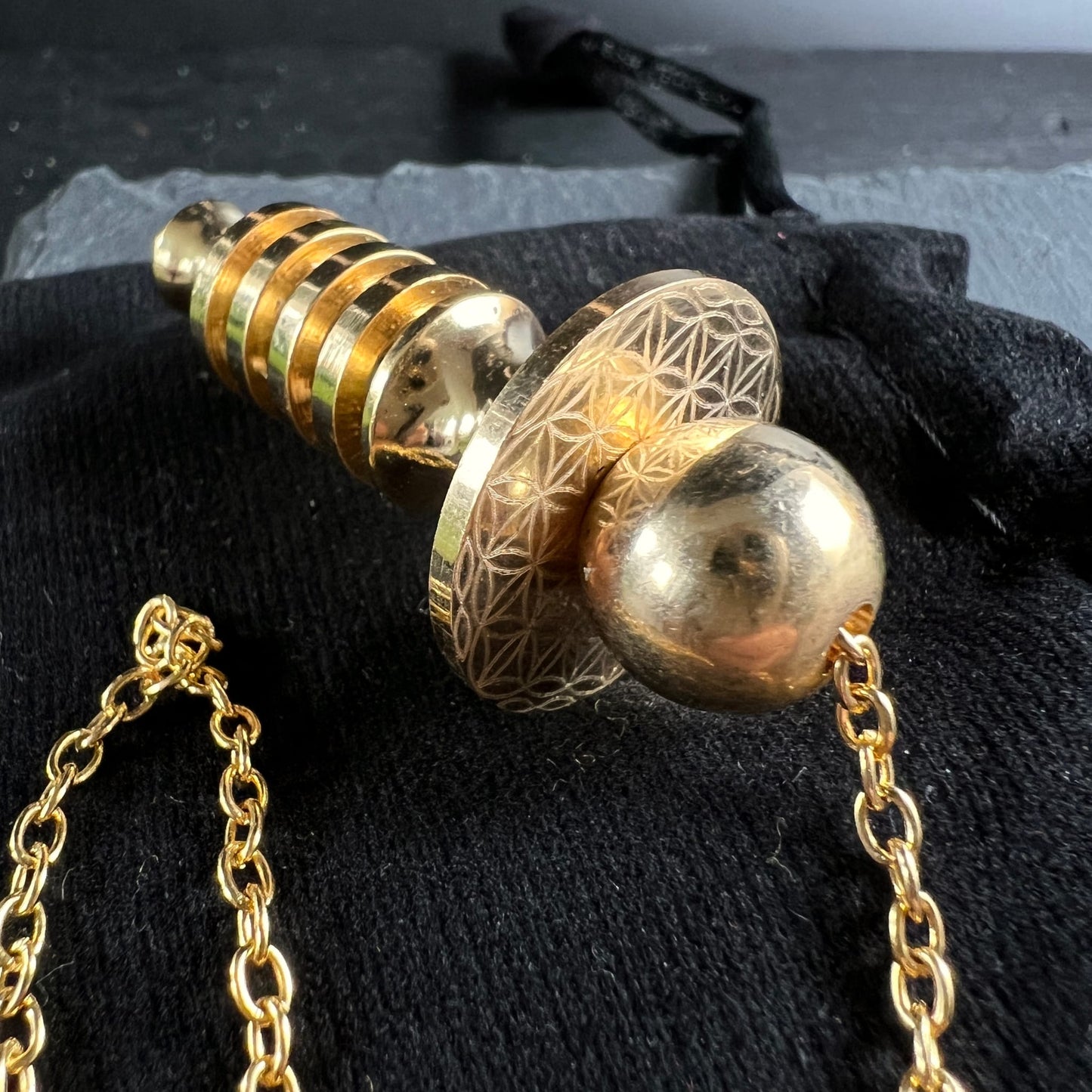 Isis Pendel Messing vergoldet | Blume des Lebens Detail | Goldkette doppelt | schwarzer Samtbeutel | Happy Minerals