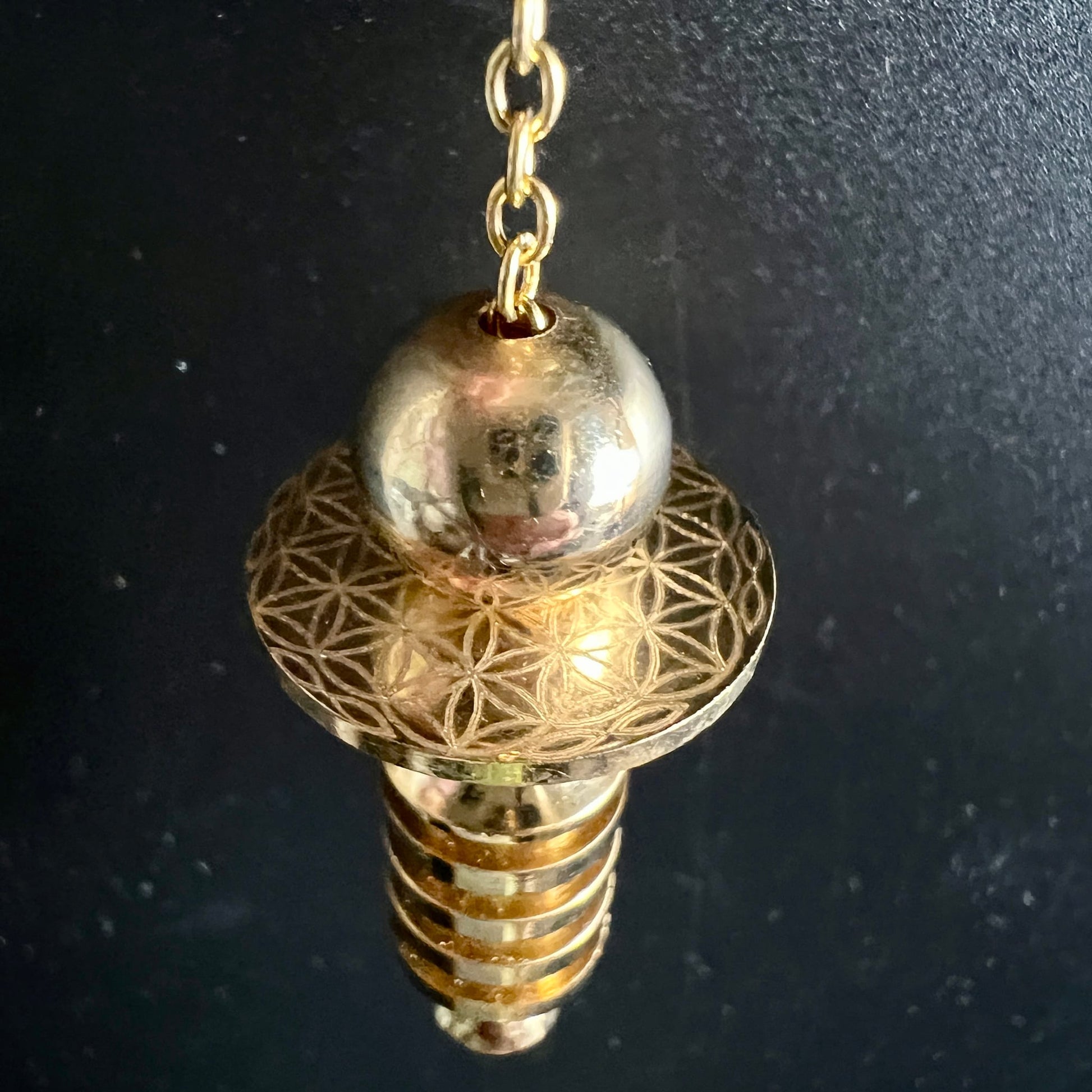 Isis Pendel Messing vergoldet | Blume des Lebens Scheibe von oben | hängend an Goldkette | Happy Minerals