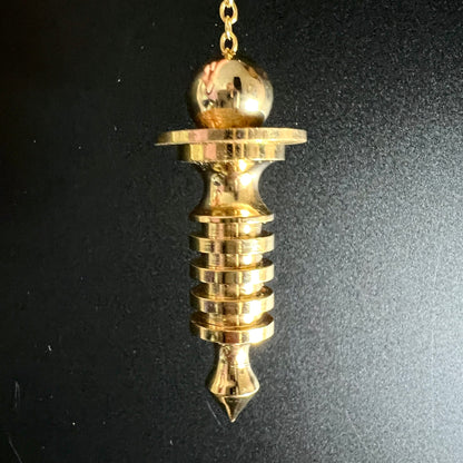 Isis Pendel Messing vergoldet | Nahaufnahme Spiralringe | spitze Spitze | schwarzer Hintergrund | Happy Minerals