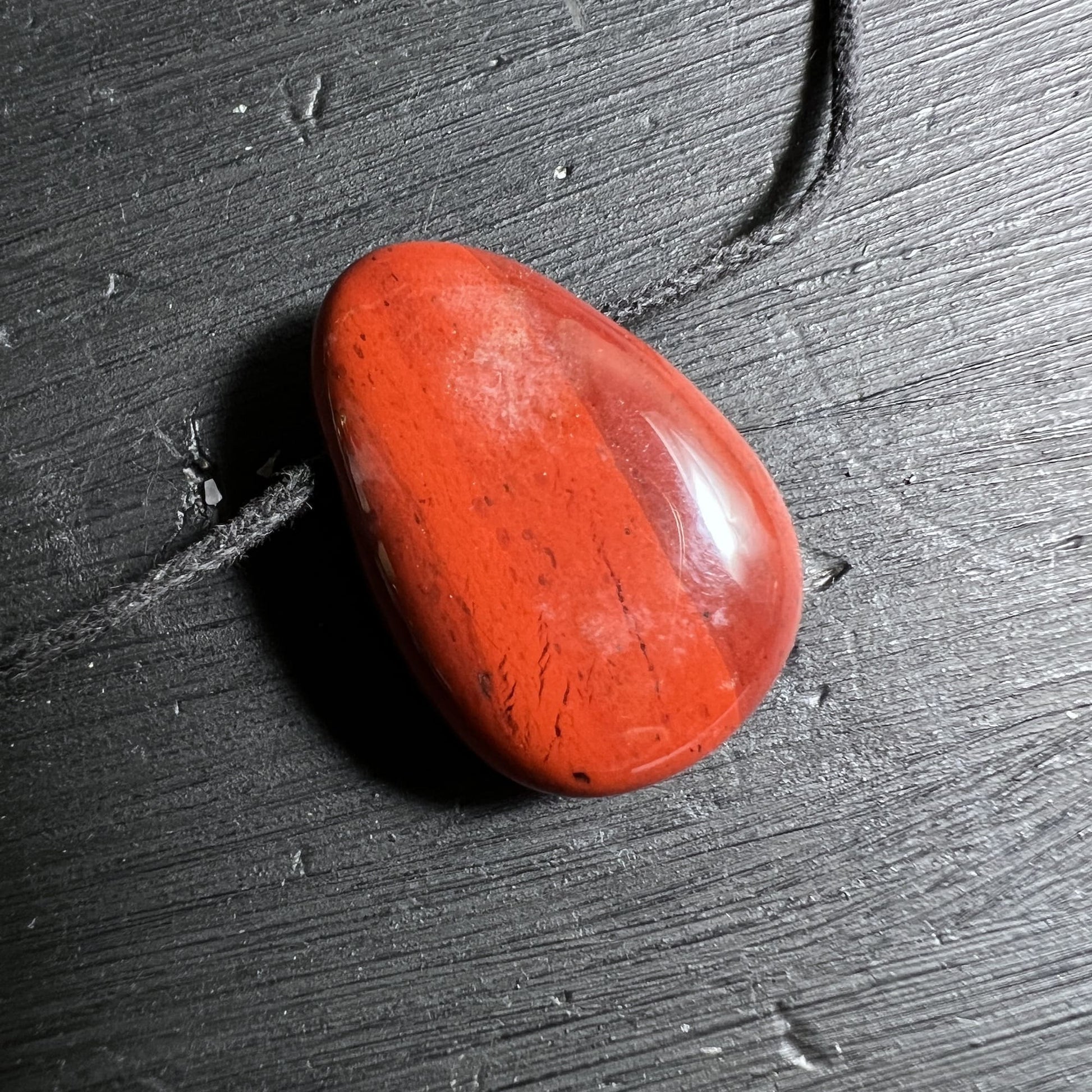 Roter Jaspis Anhaenger am schwarzen Baumwollband als Halsschmuck | Happy Minerals