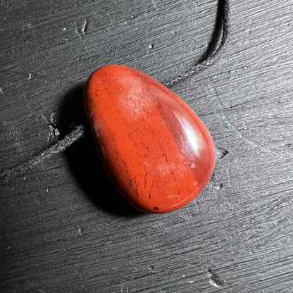 Roter Jaspis Anhaenger am schwarzen Baumwollband als Halsschmuck | Happy Minerals