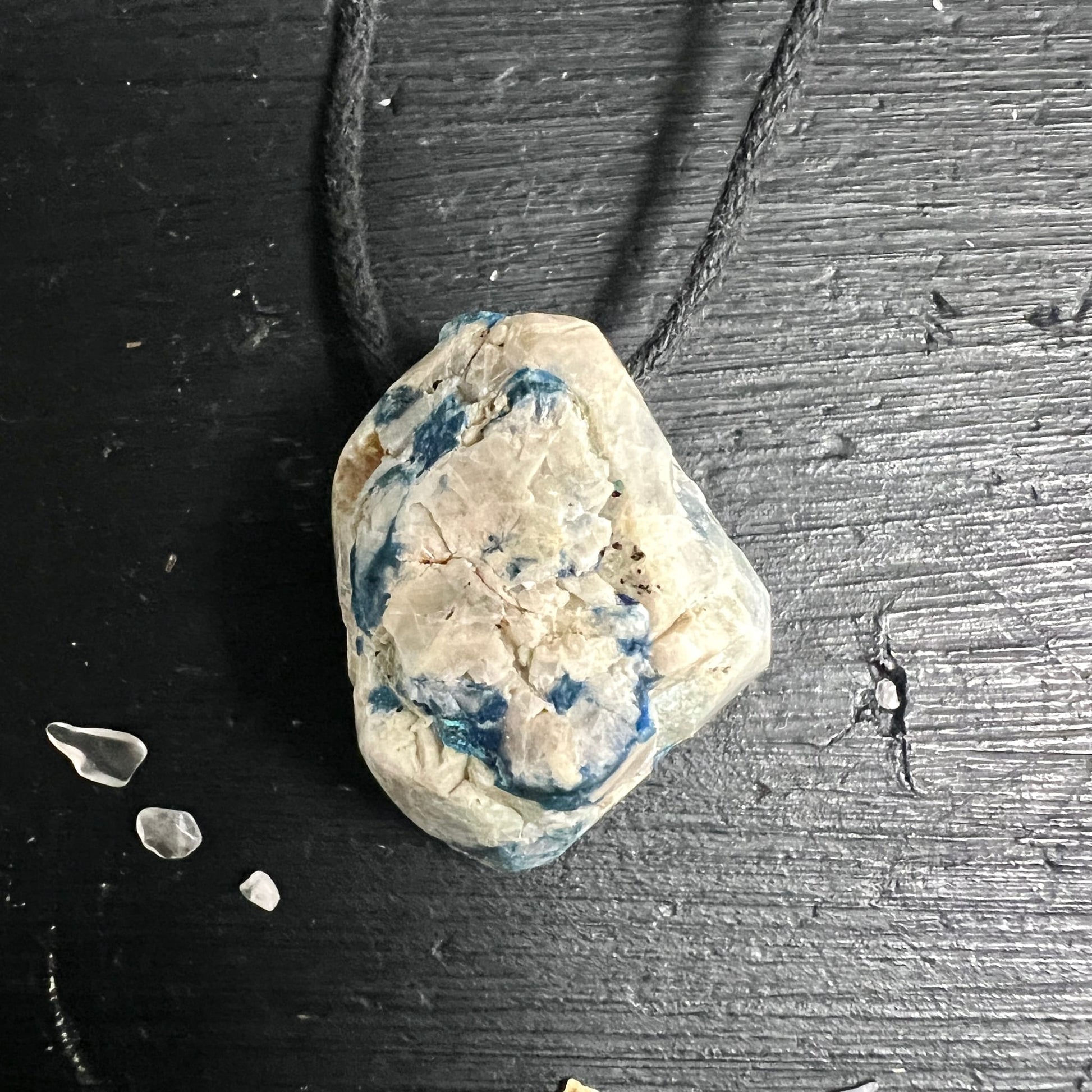 Kalkstein Azurit Malachit Rohstein | Vogelperspektive | cremeweiß | blaue Adern | schwarzes Holz | Happy Minerals