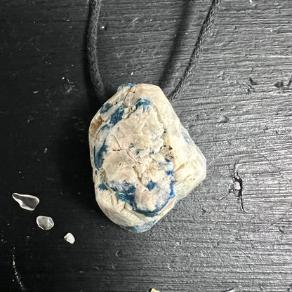Kalkstein Azurit Malachit Rohstein | Vogelperspektive | cremeweiß | blaue Adern | schwarzes Holz | Happy Minerals