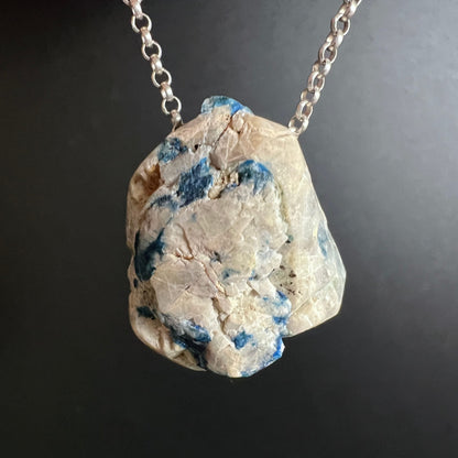 Kalkstein Azurit Malachit | Silberkette | eleganter Anhänger | blaue Muster | Rohstein Österreich | Happy Minerals