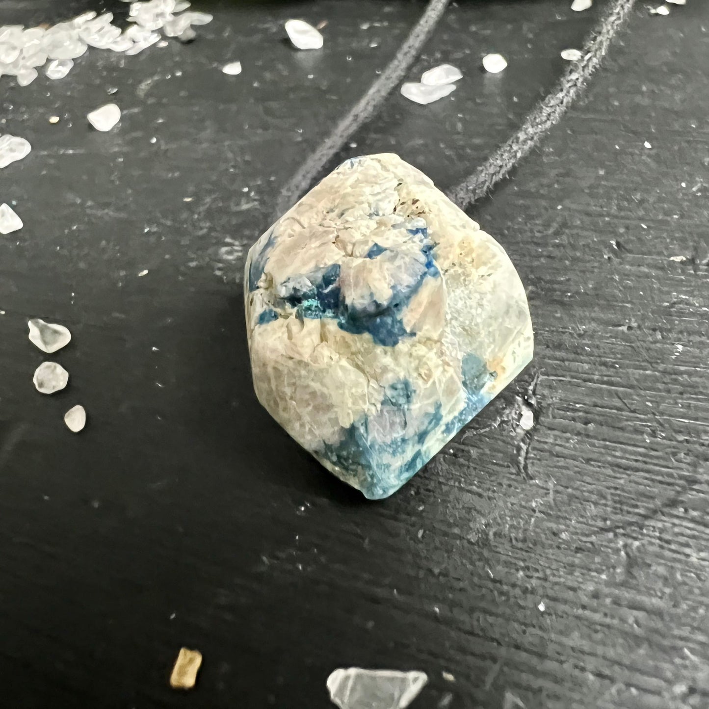 Kalkstein Azurit Malachit Unikat | Draufsicht | sanft geglättete Kanten | blau-weiß | Schnur | Happy Minerals
