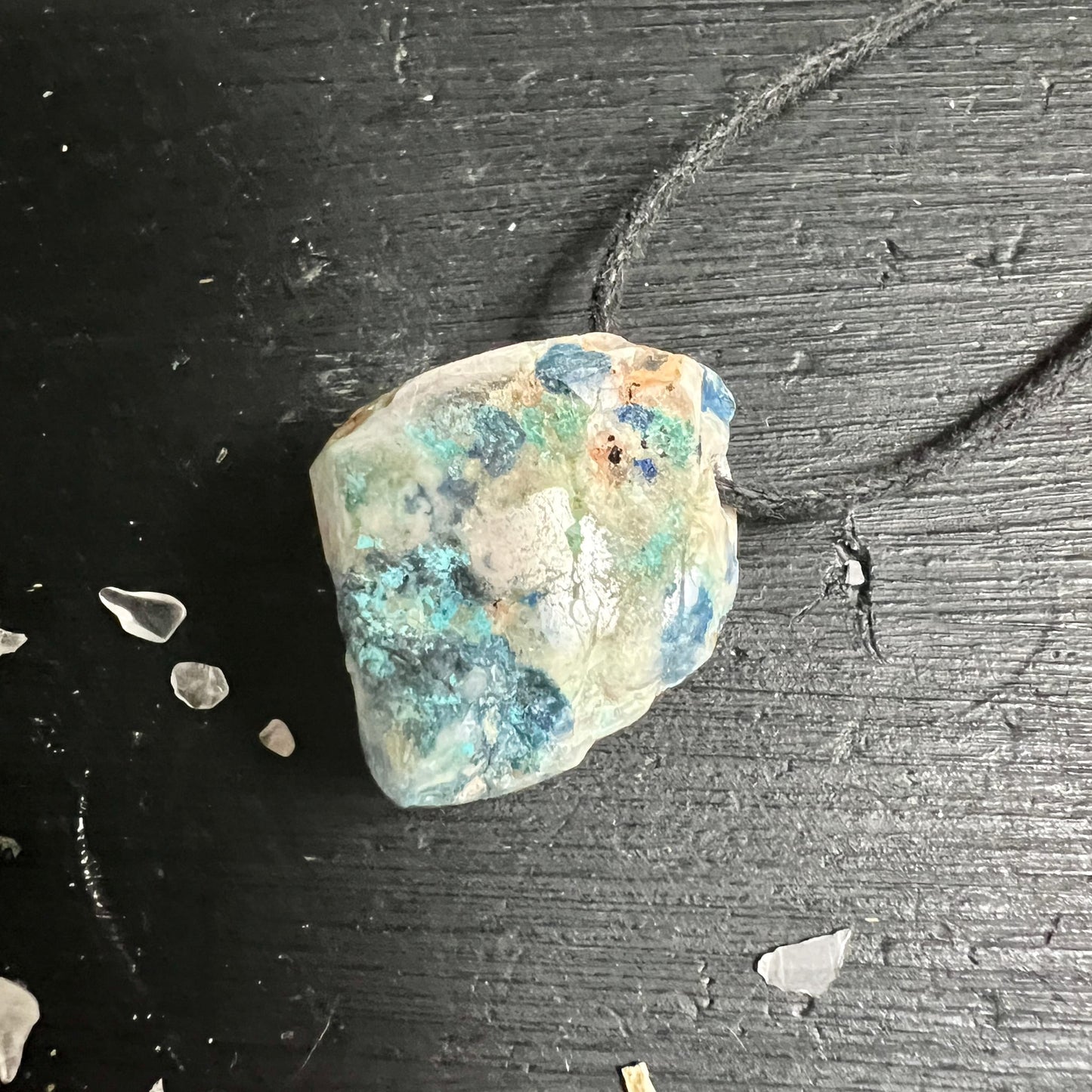 Kalkstein Azurit Malachit | türkis-grüne Einschlüsse sichtbar | lebhafte Farbnuancen | Rohstein Österreich | Happy Minerals