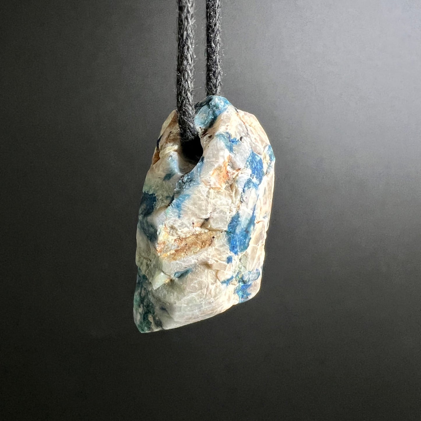 Kalkstein Azurit Rohstein hängend | Seitenansicht links | blaue Streifen | cremige Oberfläche | Happy Minerals Unikat