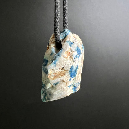 Kalkstein Azurit Rohstein hängend | Seitenansicht links | blaue Streifen | cremige Oberfläche | Happy Minerals Unikat