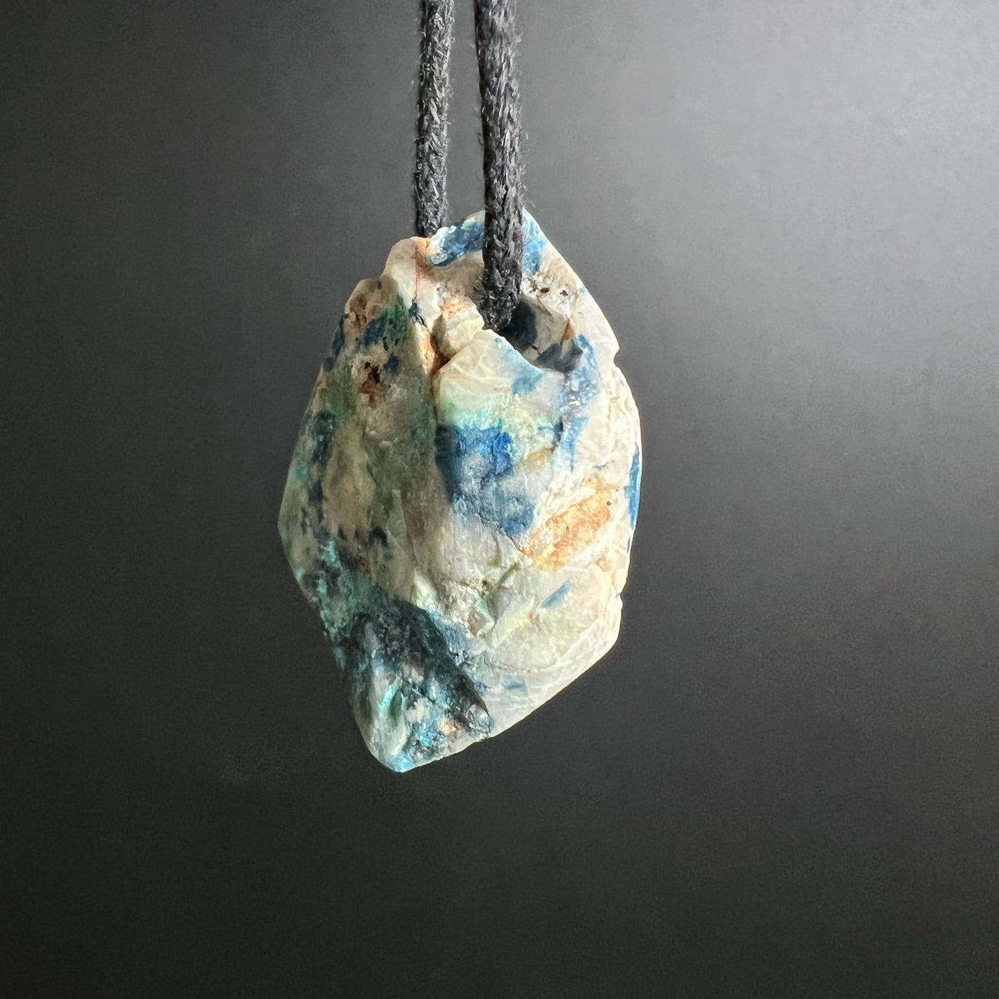 Kalkstein Malachit Azurit Anhänger | hängend schräg | türkis und blau | Tirol Rohstein | Happy Minerals Unikat