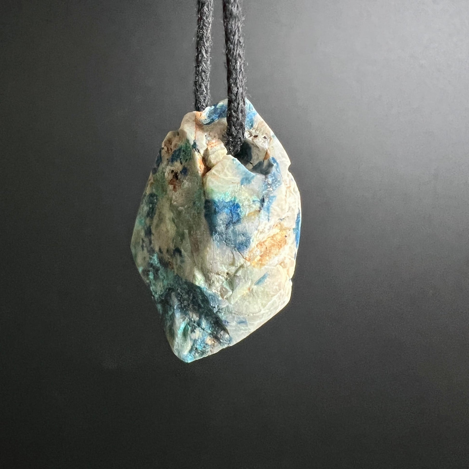 Kalkstein Malachit Azurit Anhänger | hängend schräg | türkis und blau | Tirol Rohstein | Happy Minerals Unikat