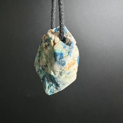 Kalkstein Malachit Azurit Anhänger | hängend schräg | türkis und blau | Tirol Rohstein | Happy Minerals Unikat