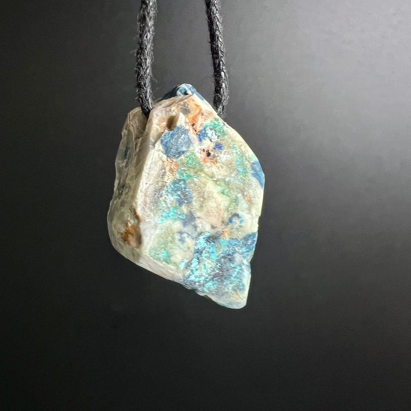 Kalkstein Azurit Malachit | hängend Vorderseite | leuchtend türkis-blaue Flecken | Rohstein Tirol | Happy Minerals