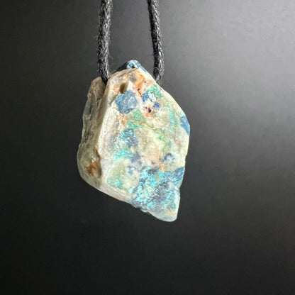 Kalkstein Azurit Malachit | hängend Vorderseite | leuchtend türkis-blaue Flecken | Rohstein Tirol | Happy Minerals