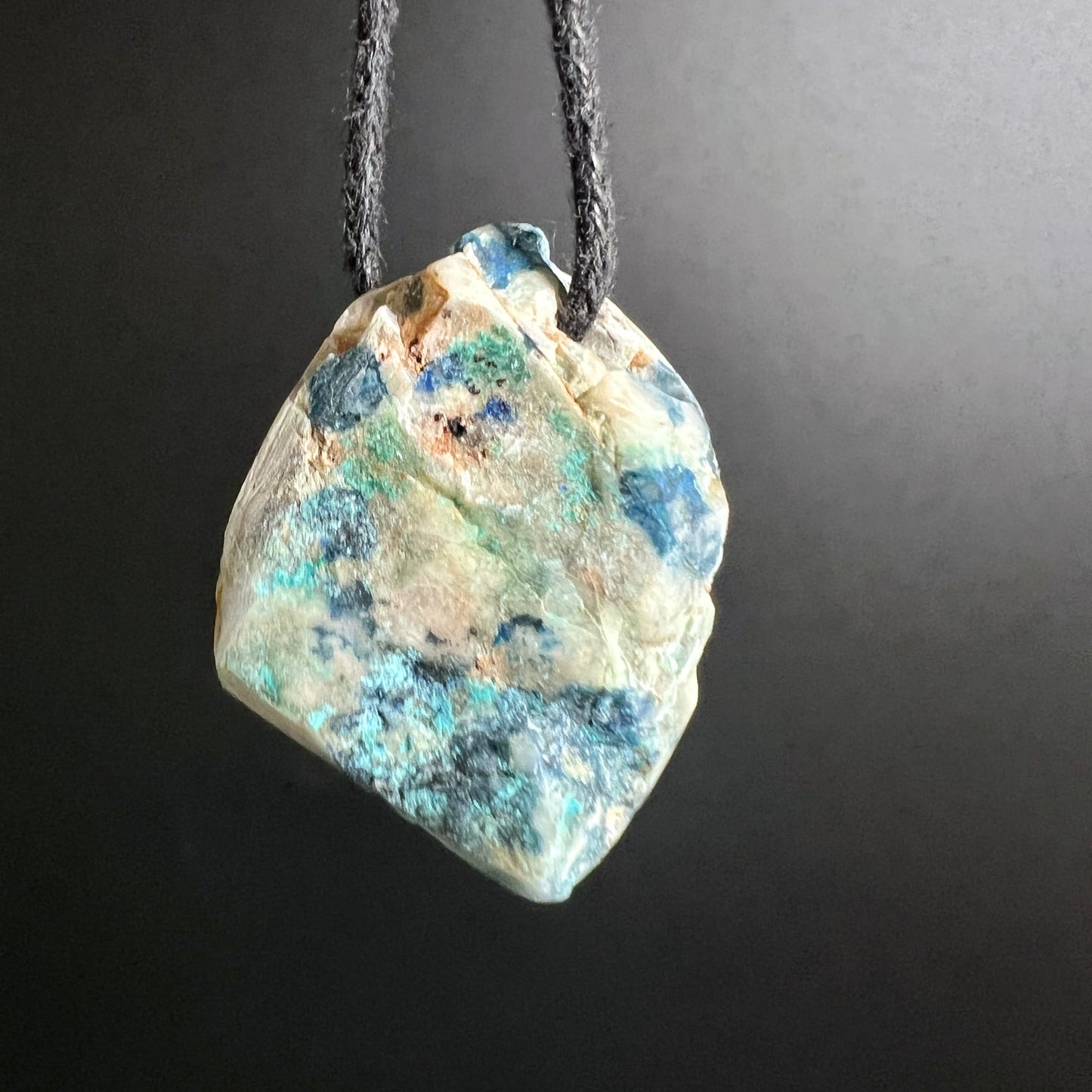 Kalkstein Azurit Malachit Anhänger | hängend Rückseite | intensive blaue Adern | cremeweiß | Happy Minerals Österreich