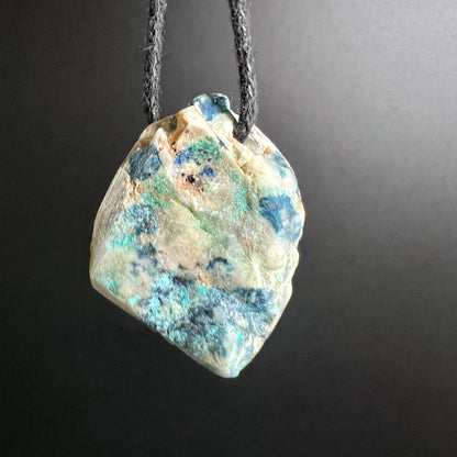 Kalkstein Azurit Malachit Anhänger | hängend Rückseite | intensive blaue Adern | cremeweiß | Happy Minerals Österreich