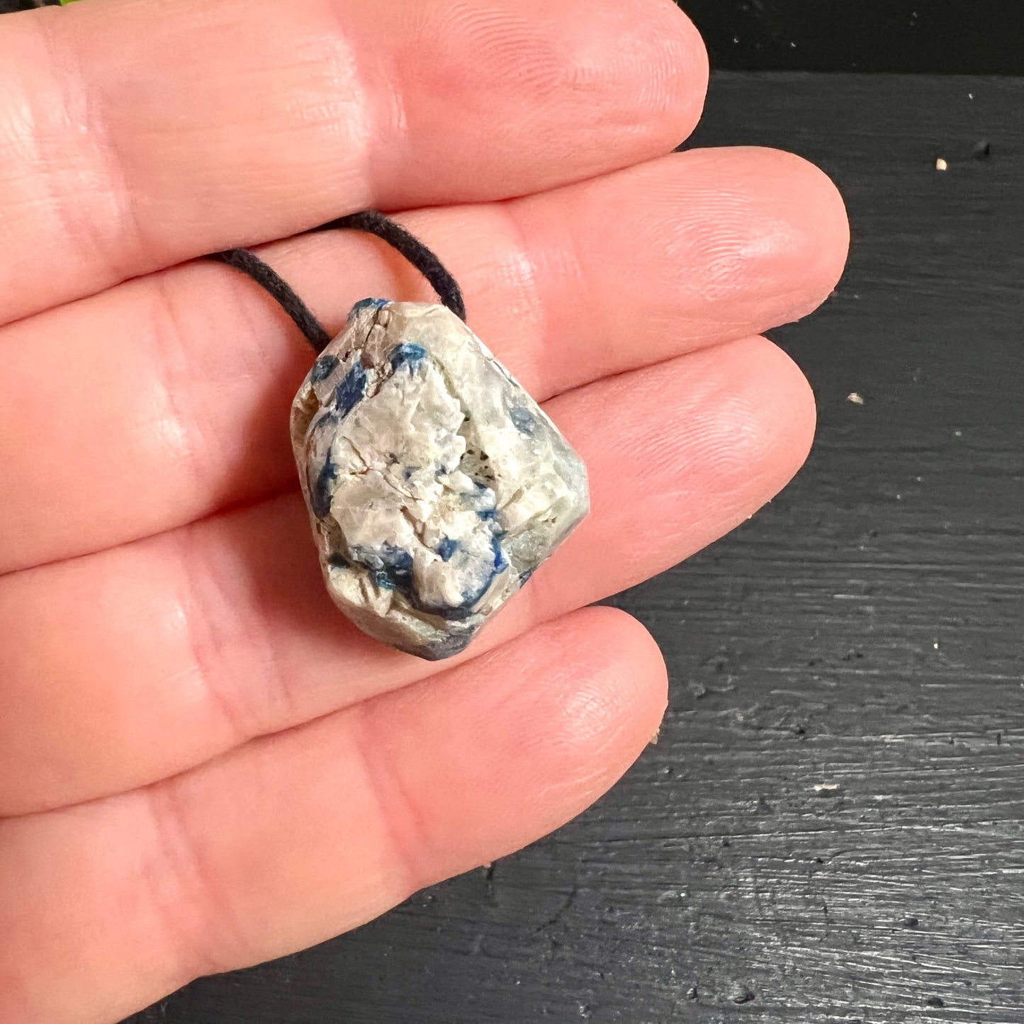 Kalkstein Azurit Malachit Rohstein | Größenvergleich Hand | kompaktes Unikat | blau-weiß | Happy Minerals Tirol