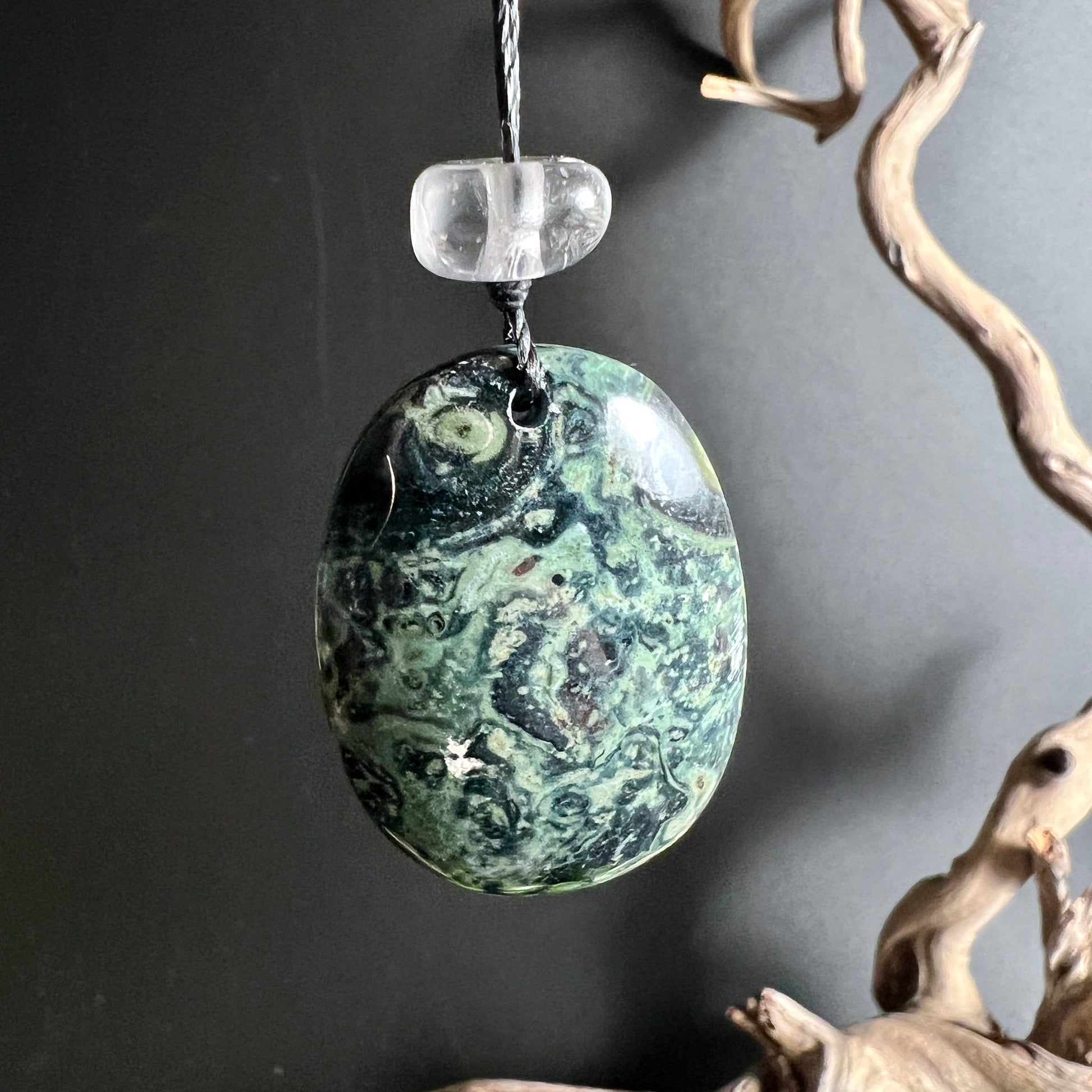 Kambaba Jaspis Anhänger | Bergkristall | grüne Wirbel | schwarze Akzente | Holz Dekoration | Happy Minerals