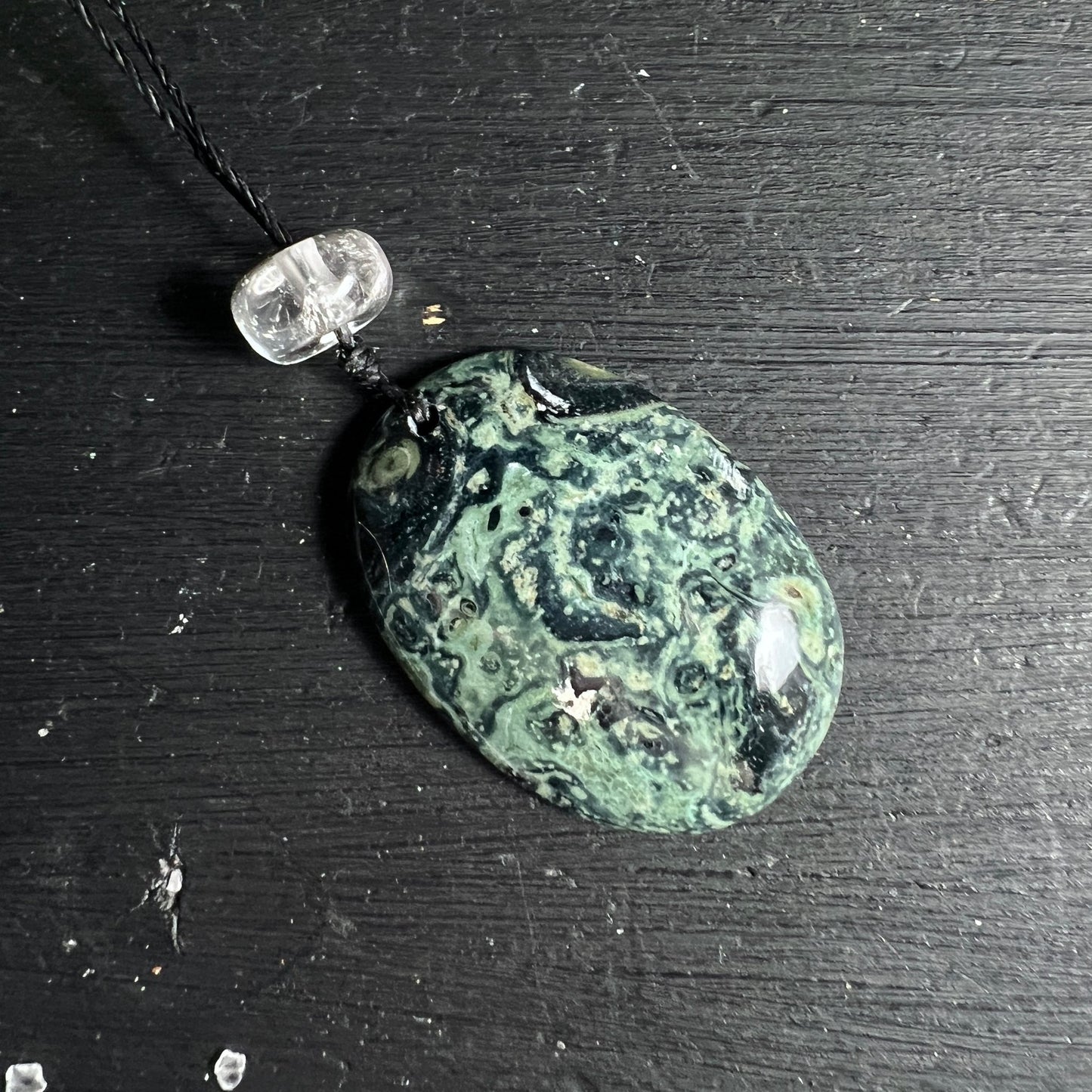 Kambaba Jaspis Detail | fossile Strukturen | Bergkristall | grün-schwarze Muster | Madagascar Stein | Happy Minerals